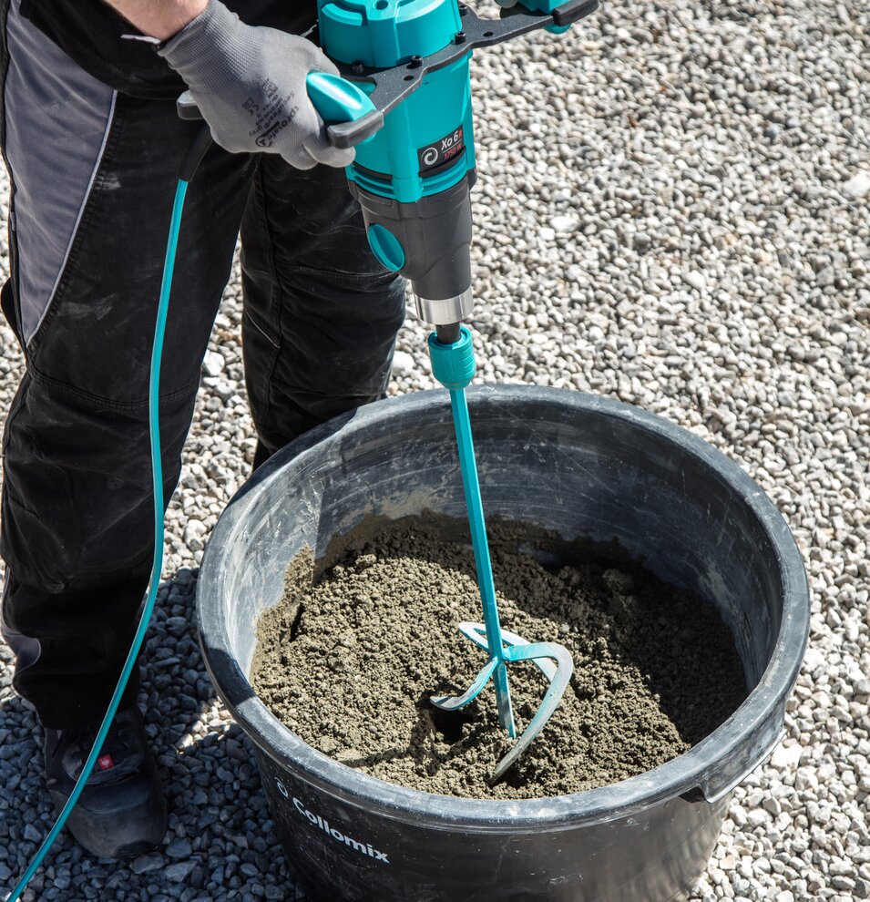 Drainage mortar is mixed with Collomix hand-mixer