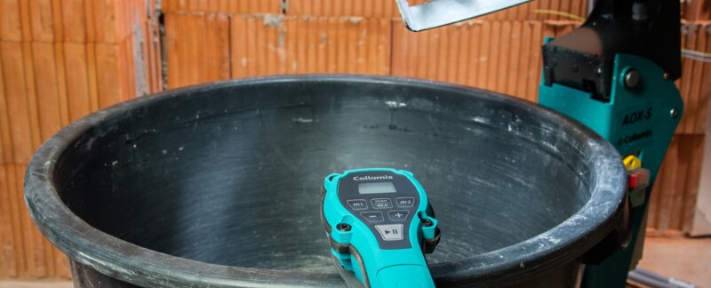AQiX automatic water dosing unit hangs on a mixing bucket from the Collomix mixer AOX-S