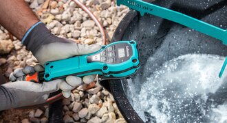 AQiX battery-powered water metering unit for the construction site from Collomix - Measure water quantities accurately, quickly and easily, at the touch of a button.