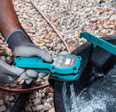 Cordless water meter - AQiX from Collomix for fast and accurate water quantities for mixing on site