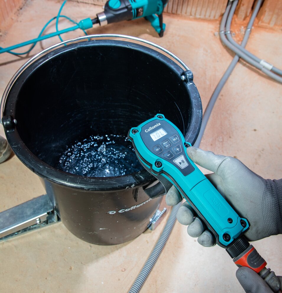 Collomix AQiX - precise water dosing, without cable and additional accessories: Simply select the quantity, hang it on the bucket and press start. 