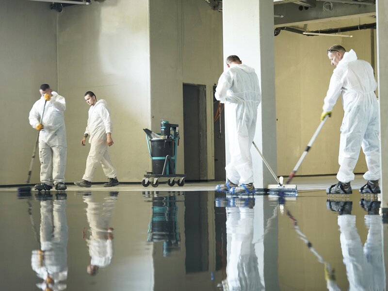 Flowing epoxy resin coating is spread - mixed with Collomix LevMix